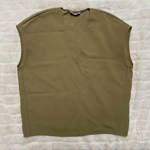 Everlane Japanese GoWeave v-neck tee in olive green, size 4